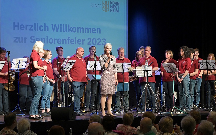 Oberbürgermeisterin Ursula Keck, hier umrahmt vom Großen Blasorchester der Städtischen Orchester Kornwestheim e.V., begrüßte die Seniorinnen und Senioren an beiden Tagen zur großen Feier.